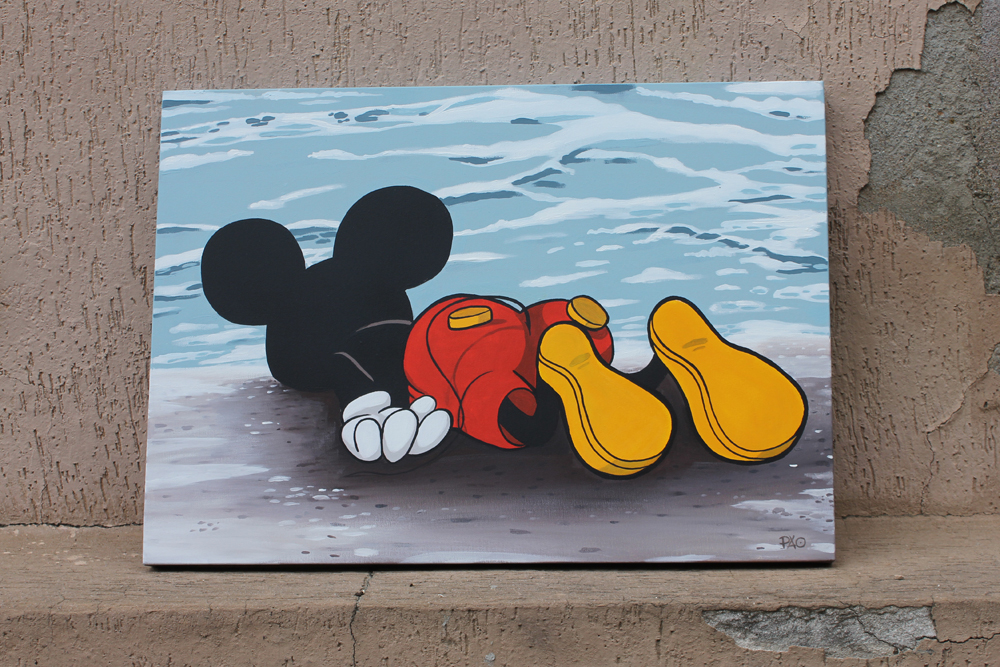 Mickey Mouse di schiena, morto affogato nel tentativo di raggiugere la terra delle libertà