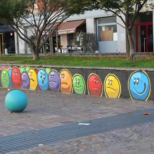 Parte del muro ricolorato da Pao e Linda in Piazza Cesariano 2015