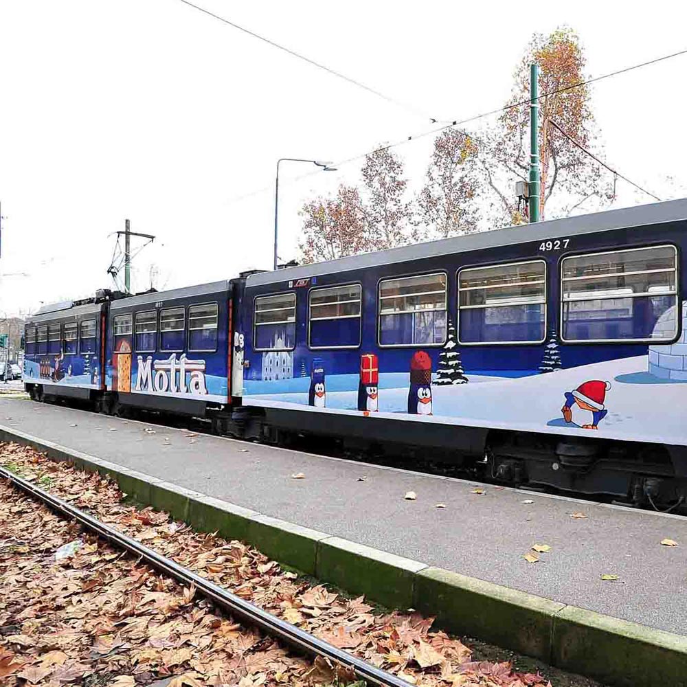 fiancata del tram customizzato da PAO per Motta