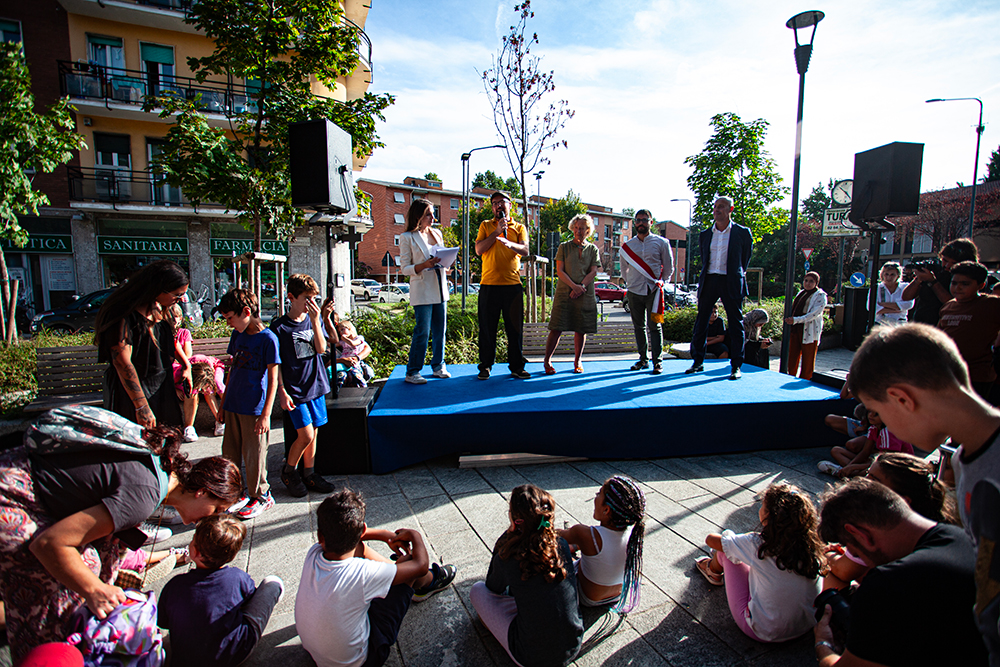 Inaugurazione di Piazza Belloveso Happyland dipinta da Pao e voluta da Haribo: da sx Lucia Cimini, PAO, Elena Grandi, Mario Esposito, Marco Piantanida