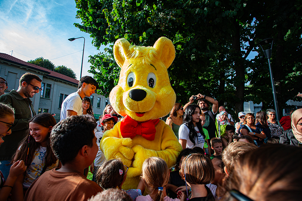 Inaugurazione Piazza Belloveso dipinta da Pao, mascotte Haribo