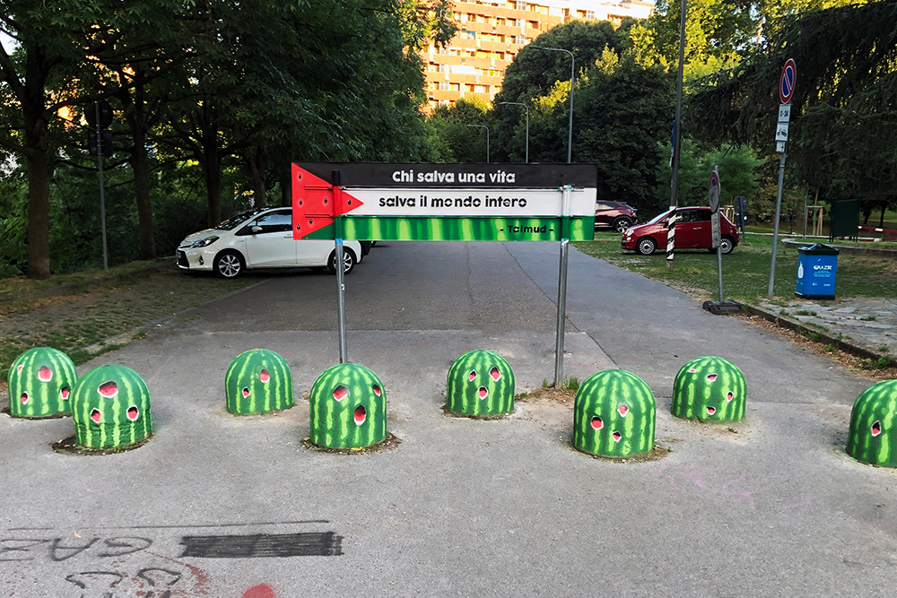 angurie dipinte su paracarri stradali, panettoni, ferite rotte, pao