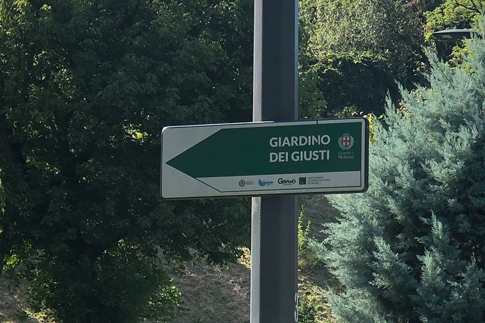 cartello giardino dei giusti, milano, monte stella