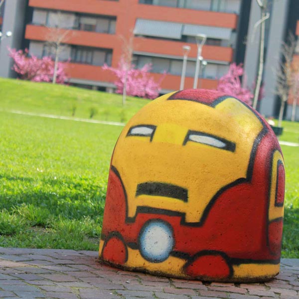 Street art Iron Man, dipinto su Arredo urbano da Pao