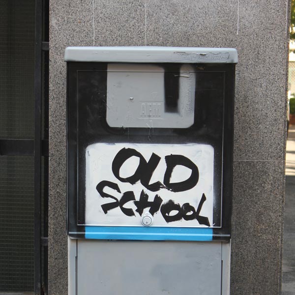 street art - Floppy disk dipinto su cabina Enel