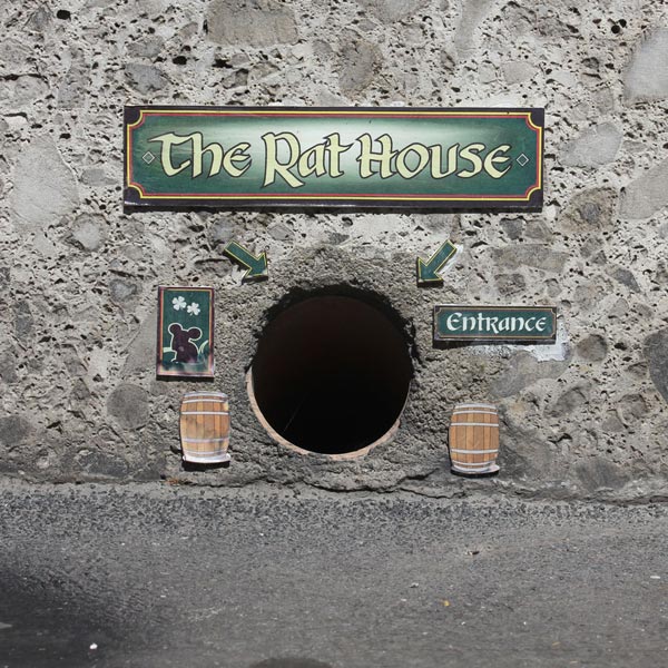 Piccolo pub per topi realizzato in un buco nel muro