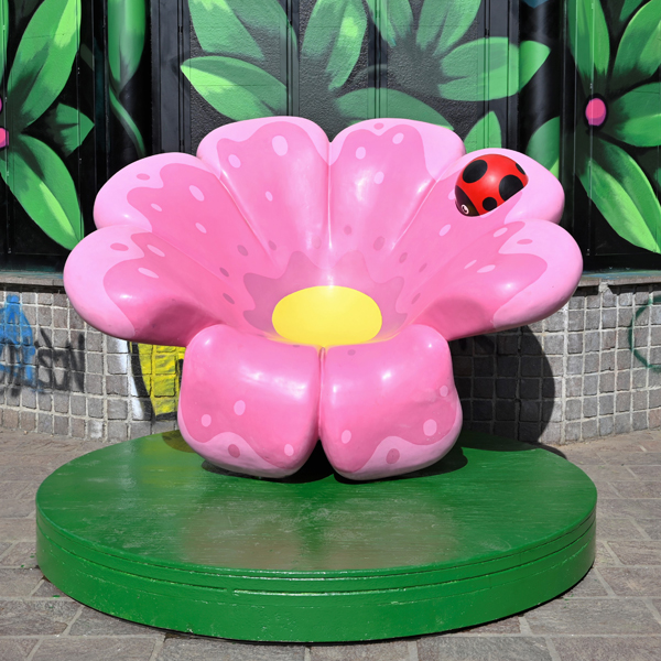 Primo giorno di primavera, scultura a forma di Fiore rosa su cui ci si può sedere avvolti dai petali