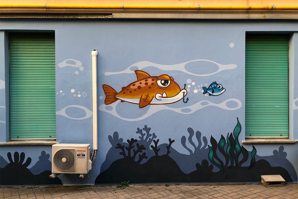 pesce pirata disegnato da pao sul muro del nuovo atrio dell'ospedale gaslini di genova nel 2025