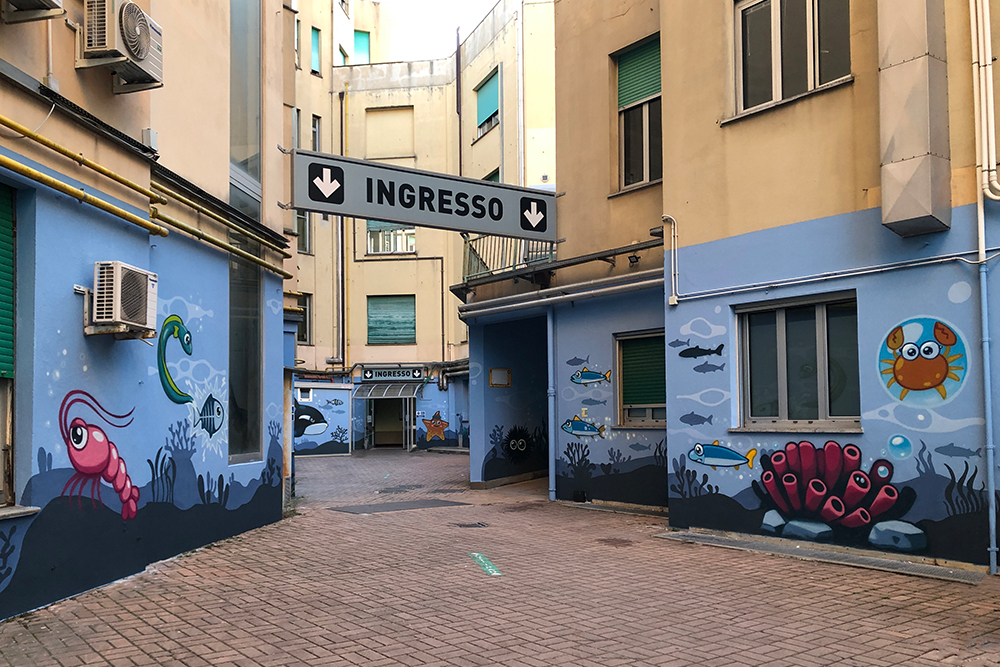 panoramica dell'atrio disegnato da pao sul muro del nuovo atrio dell'ospedale gaslini di genova nel 2025