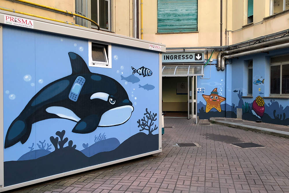 Orca disegnata da pao sul container del nuovo atrio dell'ospedale gaslini di genova nel 2025