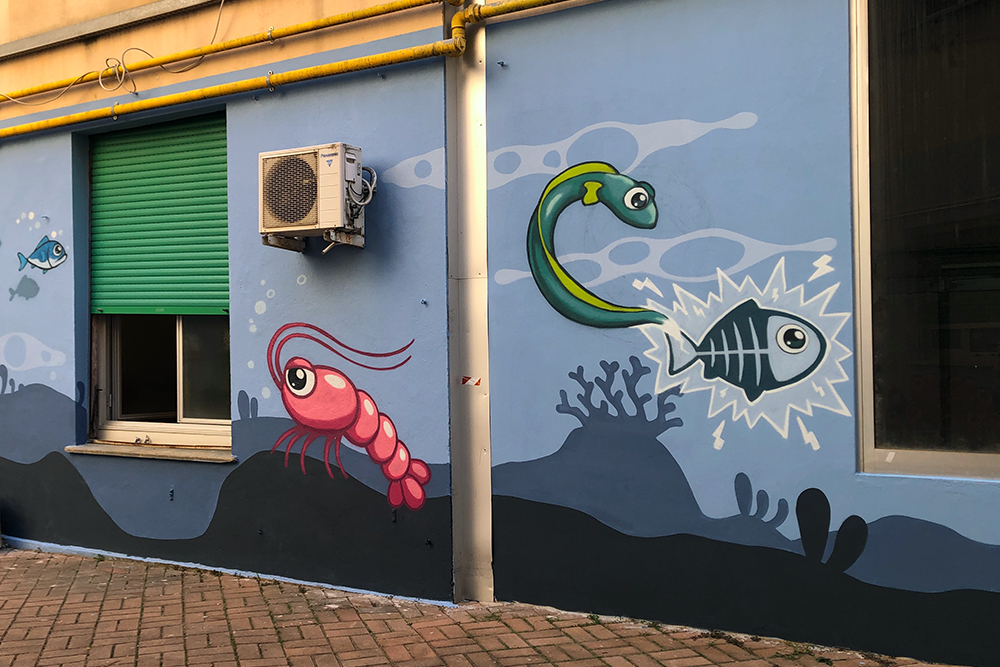 luccio e la radiografia disegnato da pao sul muro del nuovo atrio dell'ospedale gaslini di genova nel 2025